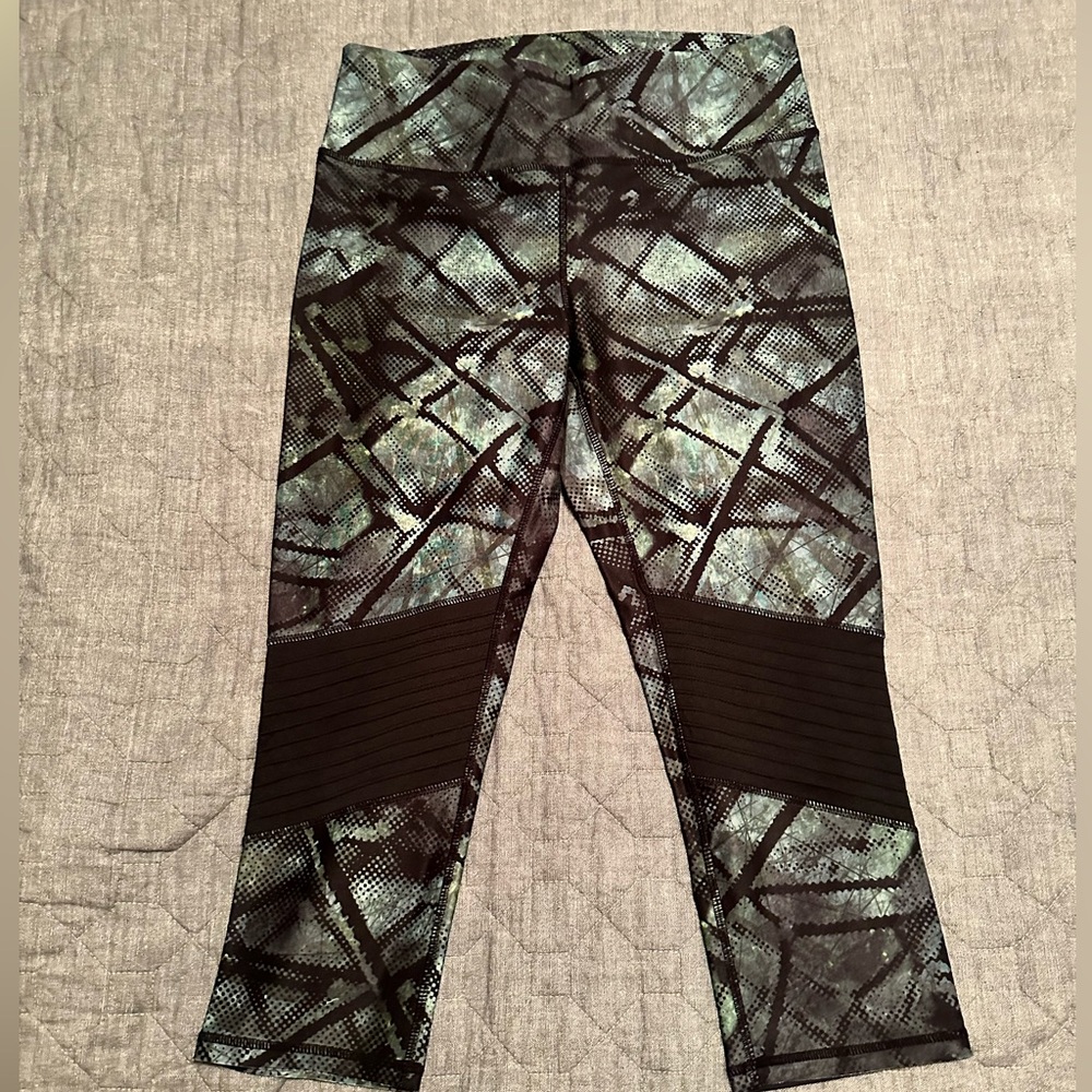 Fun black and green Kyodan capri exercise leggings - size L